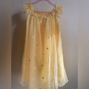 Beautiful girls dress. the flowers are embroidered. Size 5T